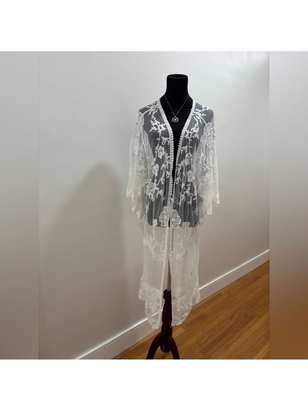 472. A Diva Sheer White Floral Embroidered Kimono Duster